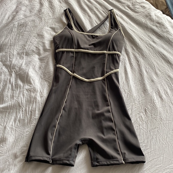 Inspired by yellow the label breathe bodysuit boutique workout romper jumpsuit - Picture 3 of 4